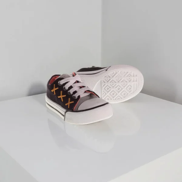 حذاء رياضي كلاسيكي