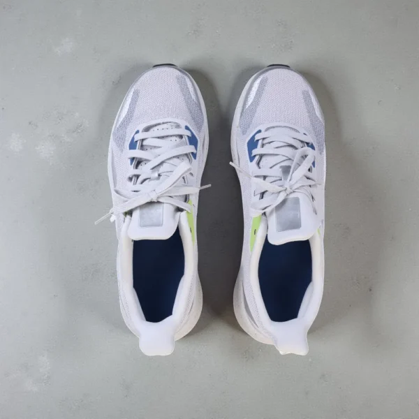 حذاء رياضي للمشي