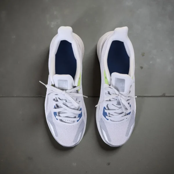 حذاء رياضي للمشي